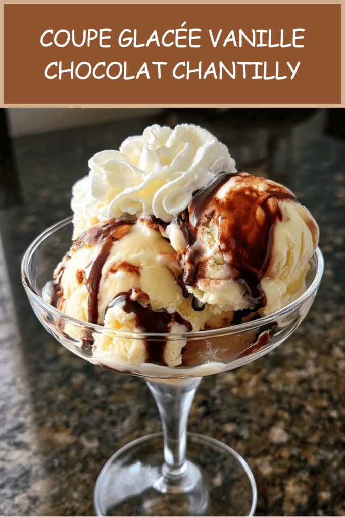 Coupe glacée vanille chocolat servie dans un verre à dessert, avec boules de glace vanille, sauce chocolat tiède, chantilly, copeaux de chocolat et amandes effilées.