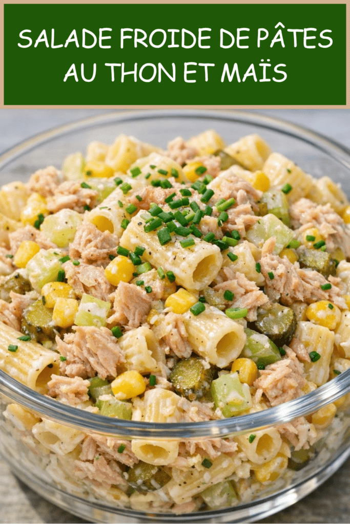 Salade froide de pâtes au thon et maïs servie dans un bol, avec céleri croquant, cornichons, sauce crémeuse au yaourt et ciboulette fraîche.