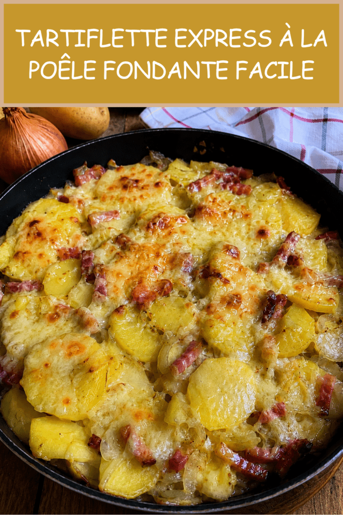 Tartiflette express à la poêle servie bien chaude, avec des pommes de terre dorées, des lardons, des oignons fondants et du reblochon coulant sur le dessus.