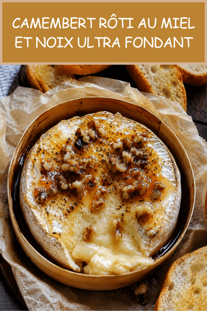 Camembert rôti au miel et noix servi bien chaud dans sa boîte en bois, avec un cœur de fromage coulant, des noix croquantes, du thym et du pain grillé à tremper.