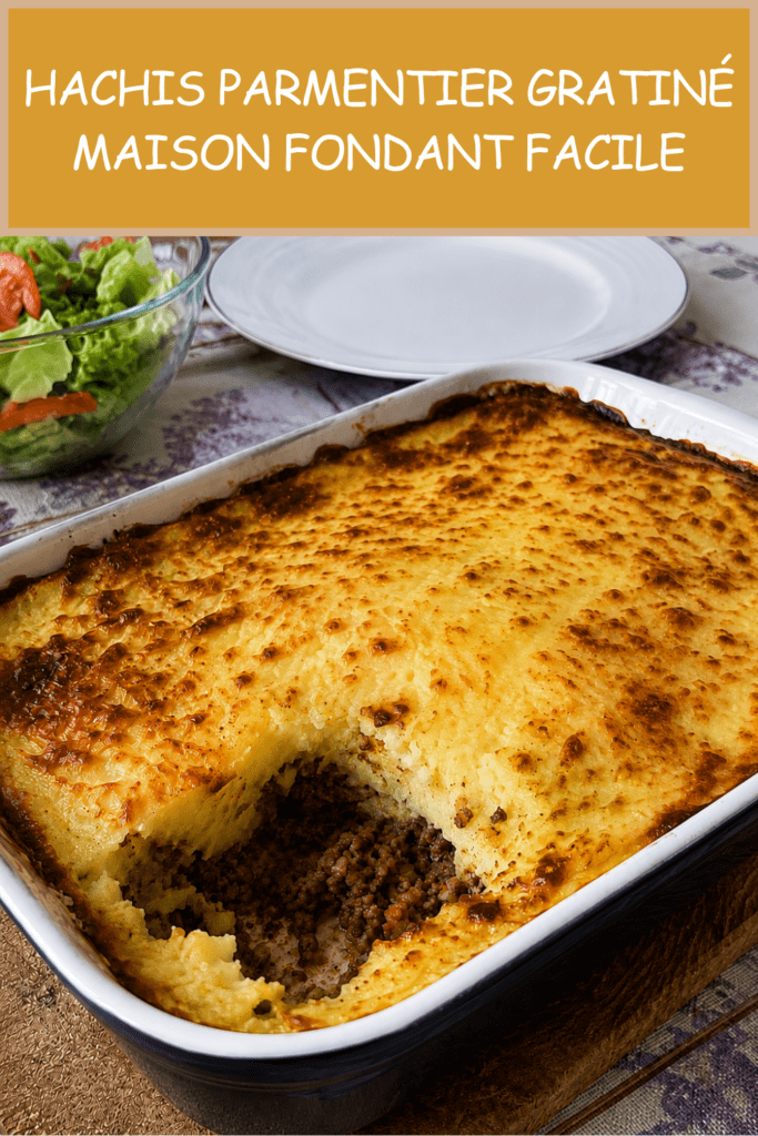 Hachis Parmentier gratiné maison servi dans un plat familial, avec une couche de purée dorée au fromage, une viande hachée fondante dessous et une texture crémeuse visible à la cuillère.