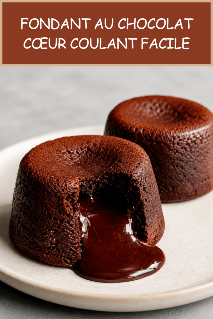 Fondant au chocolat cœur coulant servi tiède, avec un intérieur chocolat fondu, une texture moelleuse et une surface légèrement craquelée.