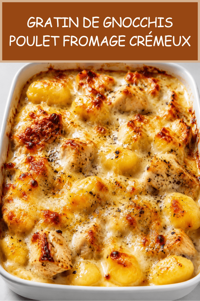 Gratin de gnocchis au poulet et fromage, bien doré au four, avec une sauce crémeuse, des morceaux de poulet et du fromage fondu.