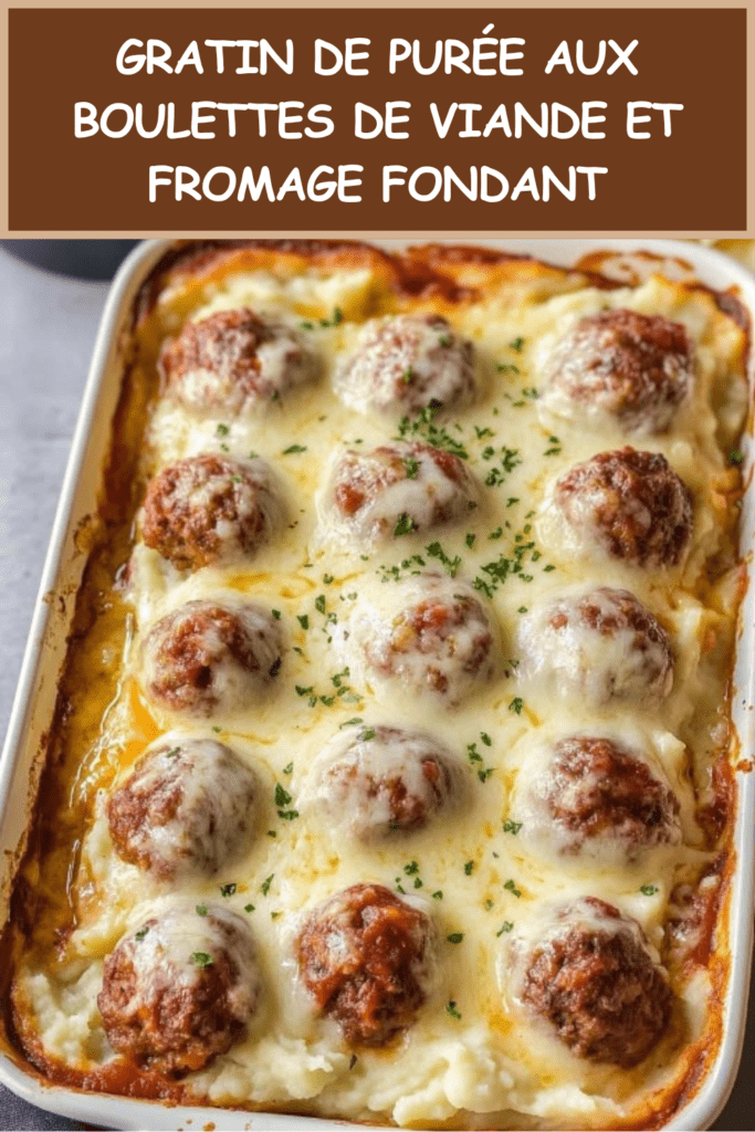 Gratin de purée avec boulettes de viande, crème et fromage fondu doré dans un plat familial chaud et gourmand