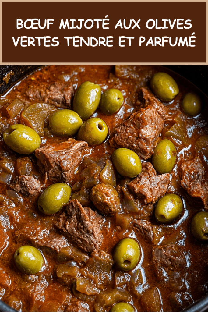 Bœuf mijoté aux olives vertes servi dans une cocotte, avec morceaux de viande fondants, sauce tomate épaisse, oignons et olives vertes.