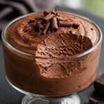 Verrines de mousse au chocolat noir intense, texture légère et aérienne, décorées de copeaux de chocolat sur le dessus.
