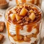 Verrines pomme caramel spéculoos avec crème mascarpone, pommes caramélisées, caramel beurre salé coulant et miettes de spéculoos.