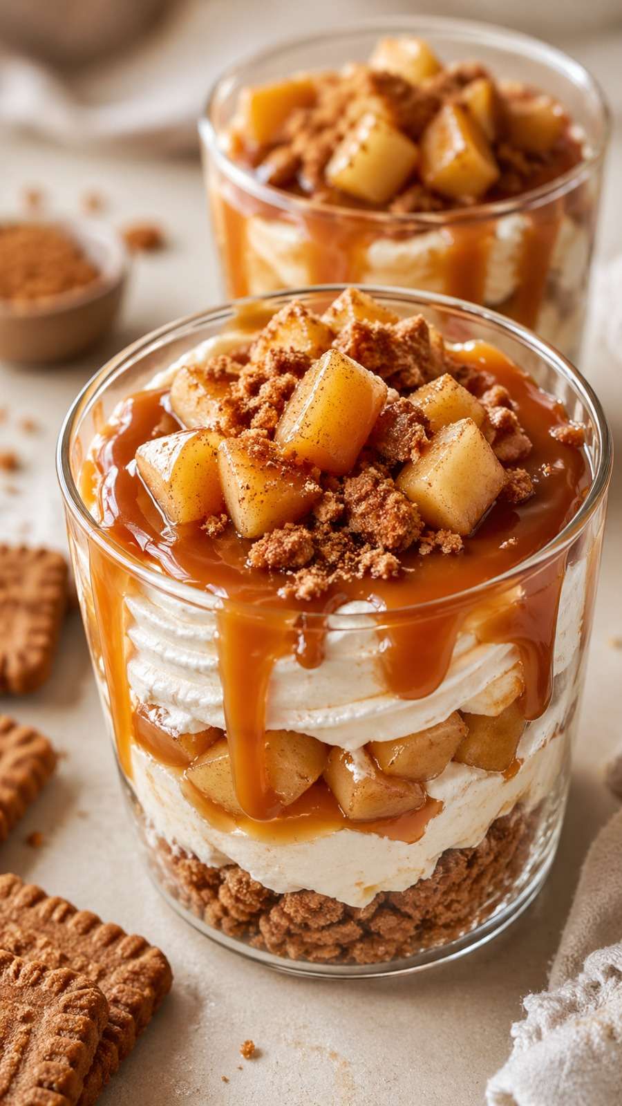 Verrines pomme caramel spéculoos avec crème mascarpone, pommes caramélisées, caramel beurre salé coulant et miettes de spéculoos.