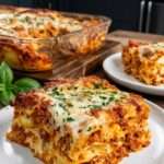 Lasagnes à la bolognaise fondantes dans un plat gratiné, avec sauce tomate à la viande, béchamel crémeuse, mozzarella et parmesan dorés