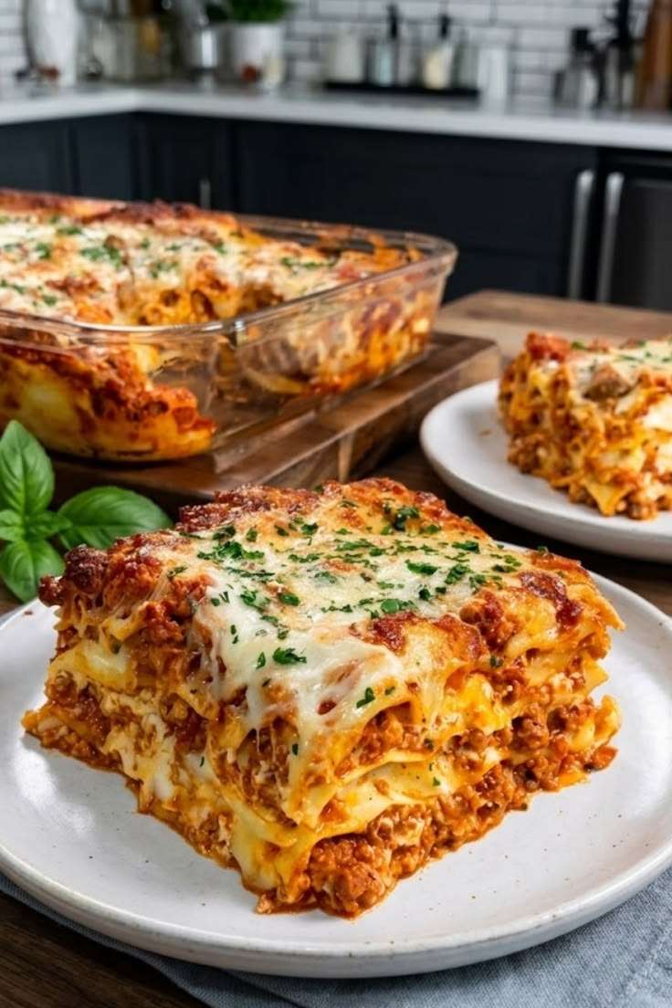 Lasagnes à la bolognaise fondantes dans un plat gratiné, avec sauce tomate à la viande, béchamel crémeuse, mozzarella et parmesan dorés