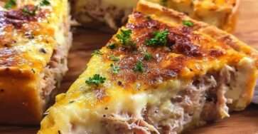 Quiche au thon crémeuse et dorée, garnie de thon émietté, fromage râpé, persil frais et pâte brisée croustillante.