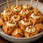 Bouchées de pommes de terre dorées au four avec paprika fumé, aïoli léger au citron, ail râpé et ciboulette fraîche ciselée.