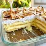 Gâteau frais citron meringué sans cuisson présenté en parts généreuses, avec couches de biscuits fondants, crème au citron et meringue dorée.