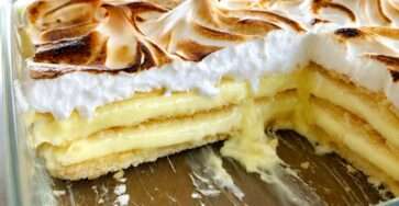 Gâteau frais citron meringué sans cuisson présenté en parts généreuses, avec couches de biscuits fondants, crème au citron et meringue dorée.