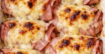 Roulés de jambon gratinés avec sauce crémeuse et fromage fondu doré servis dans un plat chaud familial