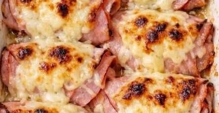 Roulés de jambon gratinés avec sauce crémeuse et fromage fondu doré servis dans un plat chaud familial