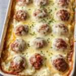 Gratin de purée avec boulettes de viande, crème et fromage fondu doré dans un plat familial chaud et gourmand