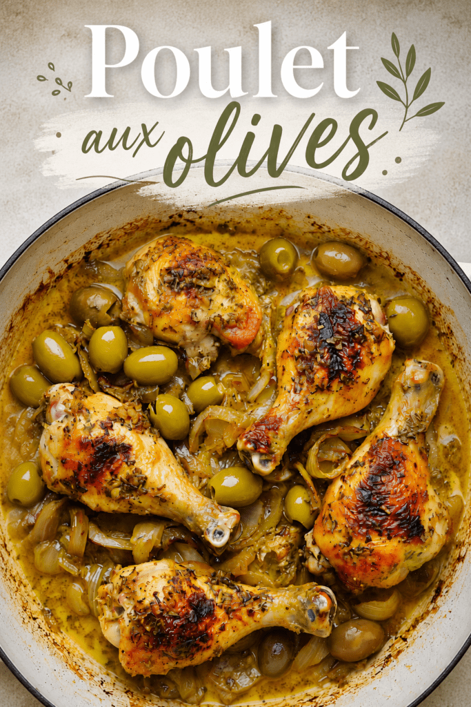 Pilons de poulet rôti bien dorés servis avec olives vertes, oignons confits, sauce parfumée aux herbes et jus de cuisson dans une cocotte.