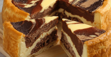 Flan marbré vanille chocolat coupé en parts, avec une pâte dorée, une texture crémeuse et de jolies spirales chocolatées.