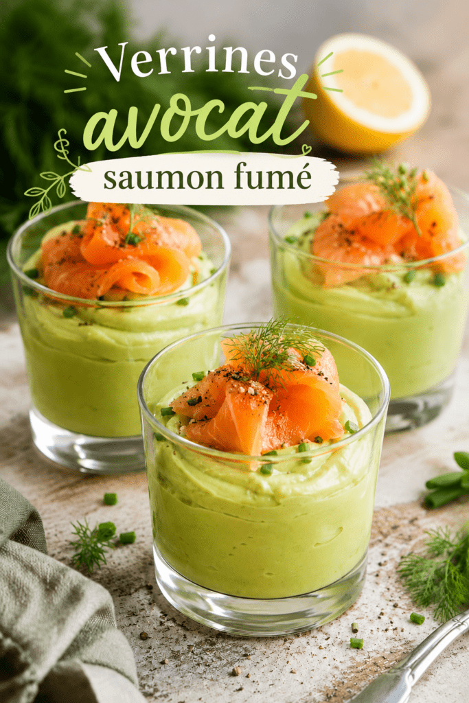 Verrines de mousse d’avocat crémeuse garnies de lamelles de saumon fumé, décorées d’aneth et servies bien fraîches.