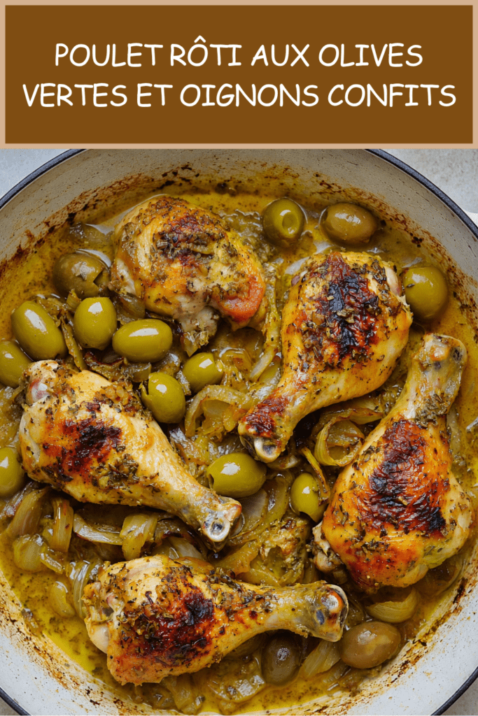 Pilons de poulet rôti bien dorés servis avec olives vertes, oignons confits, sauce parfumée aux herbes et jus de cuisson dans une cocotte.