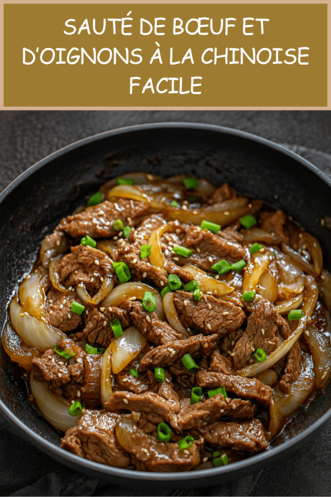 Sauté de bœuf et d’oignons à la chinoise servi avec une sauce brillante, des lamelles de bœuf tendres, des oignons fondants et du riz blanc.