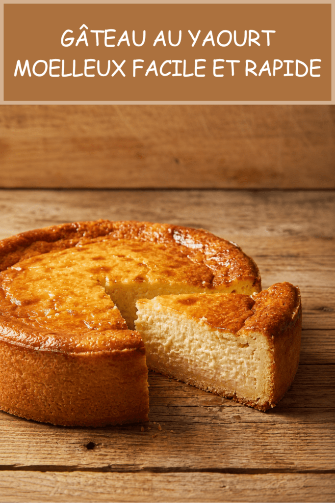 Gâteau au yaourt moelleux et doré, servi en parts sur une assiette, avec une texture légère et une surface légèrement croustillante.