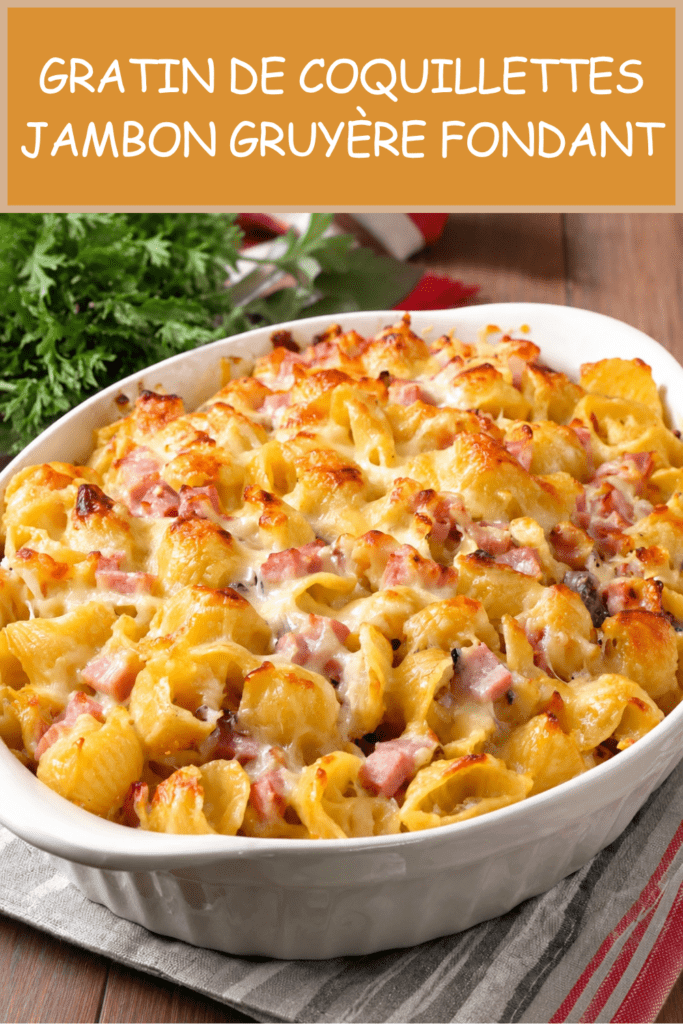 Gratin de coquillettes au jambon et gruyère râpé bien doré, servi chaud dans un plat familial avec une texture crémeuse.