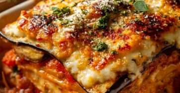 Lasagnes végétariennes aux légumes grillés servies en parts, avec aubergines, courgettes, poivrons, sauce tomate, béchamel et fromage gratiné.