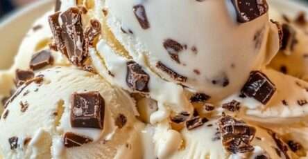Boules de glace stracciatella maison servies dans un bol, avec une crème vanillée onctueuse et de généreux éclats de chocolat croquant.