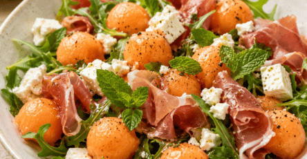 Une salade fraîche mêlant melon juteux, feta salée, jambon cru, roquette et menthe.