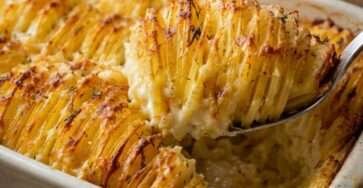 Plat de pommes de terre gratinées au four, coupées en fines tranches et disposées debout façon mille-feuille, avec crème, ail et fromage doré.