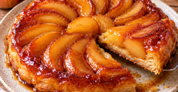 Tarte Tatin minute aux pommes caramélisées, recouverte d’une pâte feuilletée dorée et servie tiède après démoulage.
