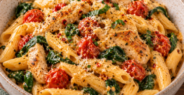 Pâtes crémeuses au poulet et à la feta rôtie, mélangées avec des tomates cerise fondantes, des épinards frais, de l’ail et du paprika.